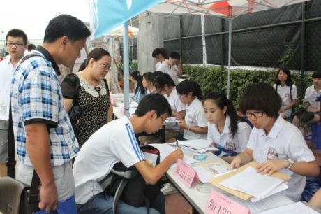 新生报到接待现场